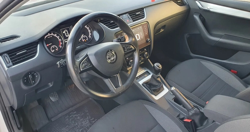 Skoda Octavia cena 40600 przebieg: 168500, rok produkcji 2019 z Biecz małe 277